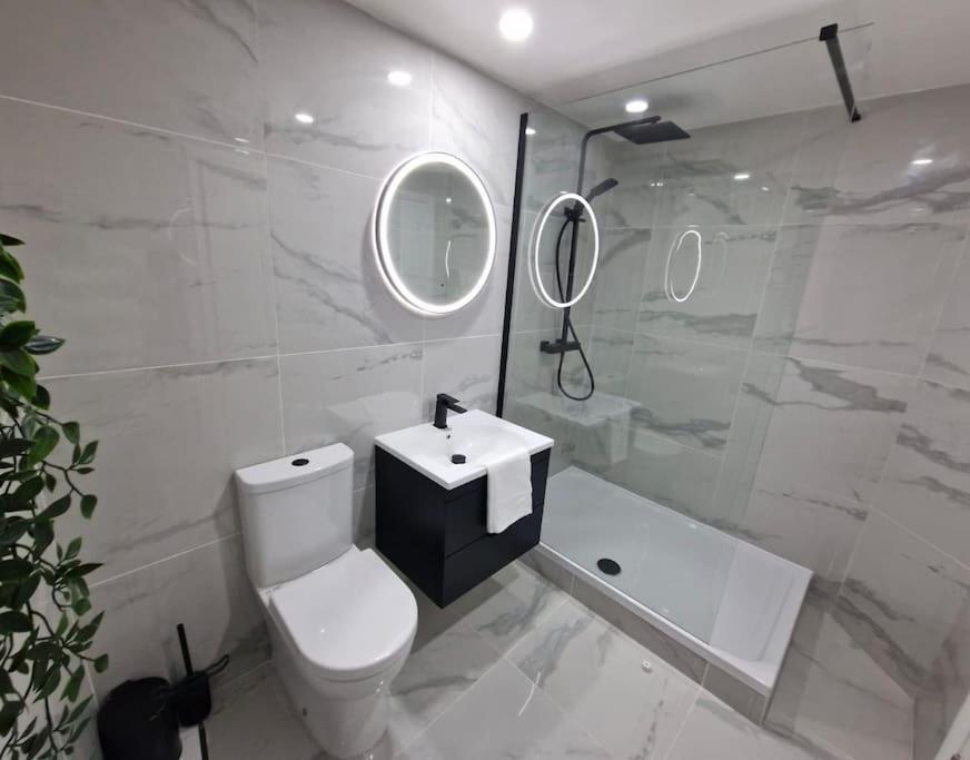 Contemporary City Centre Flat ベルファスト エクステリア 写真
