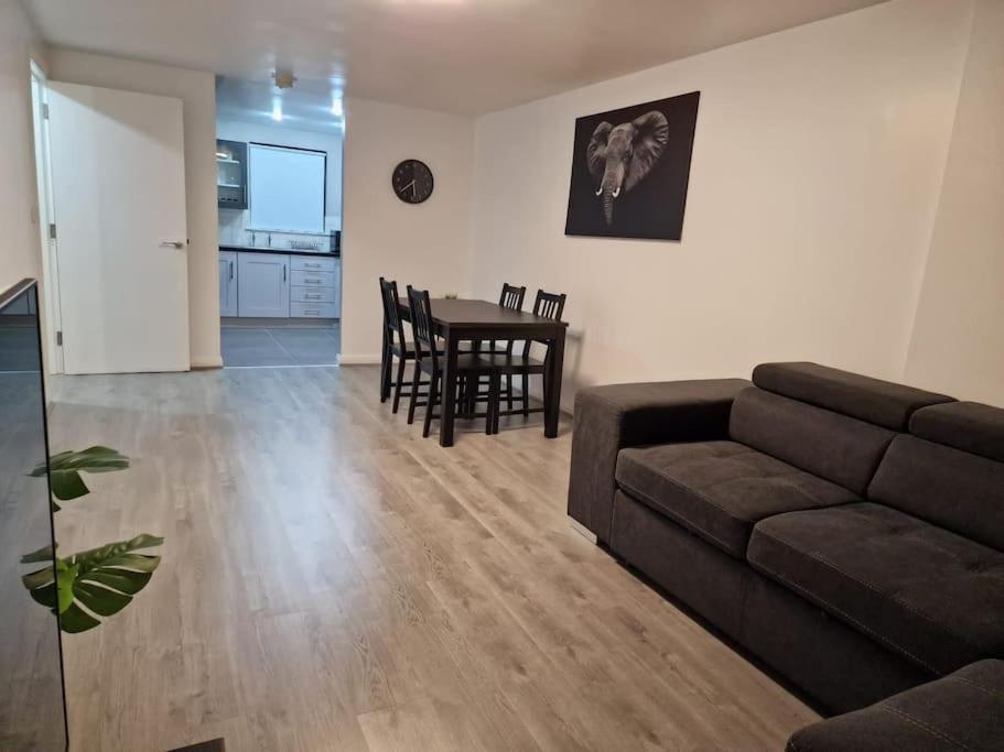 Contemporary City Centre Flat ベルファスト エクステリア 写真