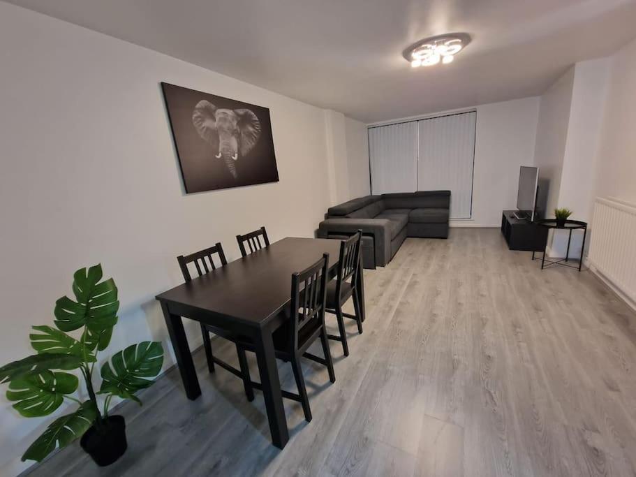Contemporary City Centre Flat ベルファスト エクステリア 写真